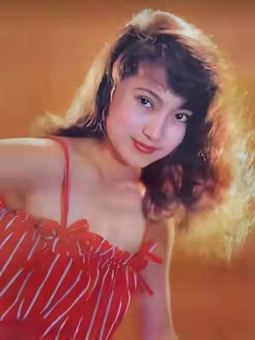 李勇勇，这个活跃在80年代的知名演员，以银屏上和挂历上的靓丽形象而闻名。她在《天