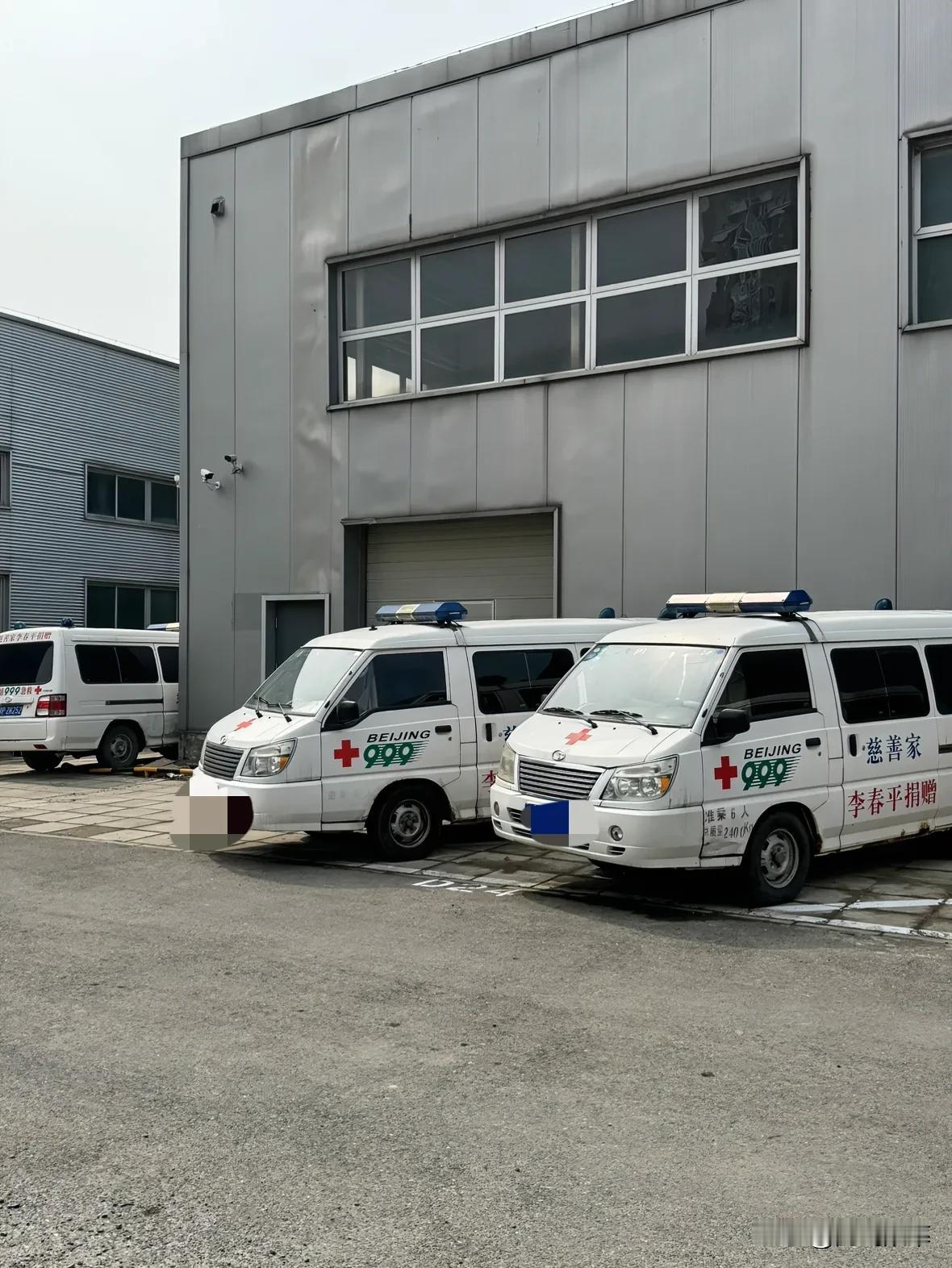 很久没在路上看见李春平先生捐的这些救护车了………传奇人物的一生如今如同这些老家伙