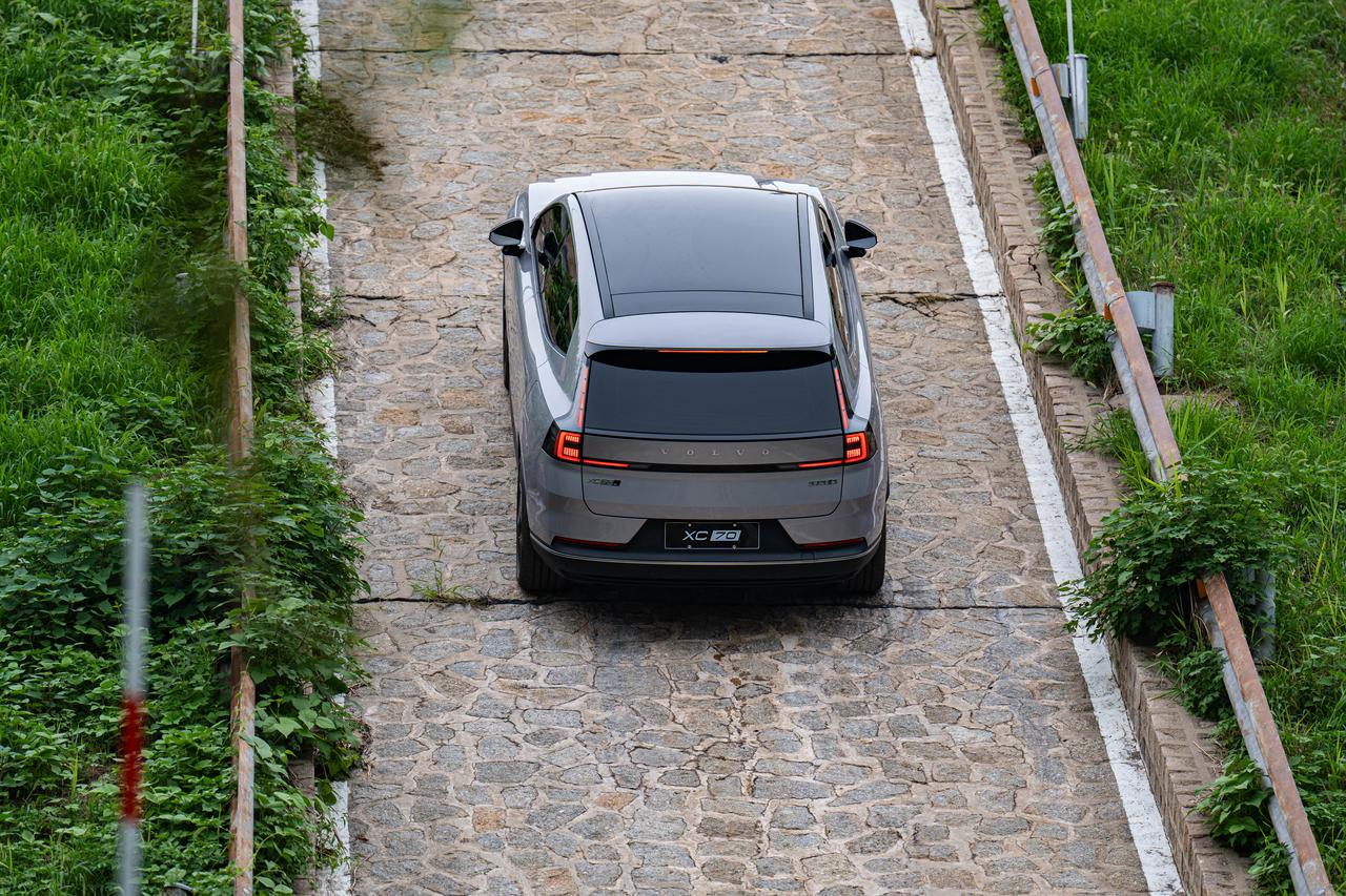 沃尔沃全新XC70现已正式上市，限时参考尊享价26.99万起。这款承袭品牌百年安