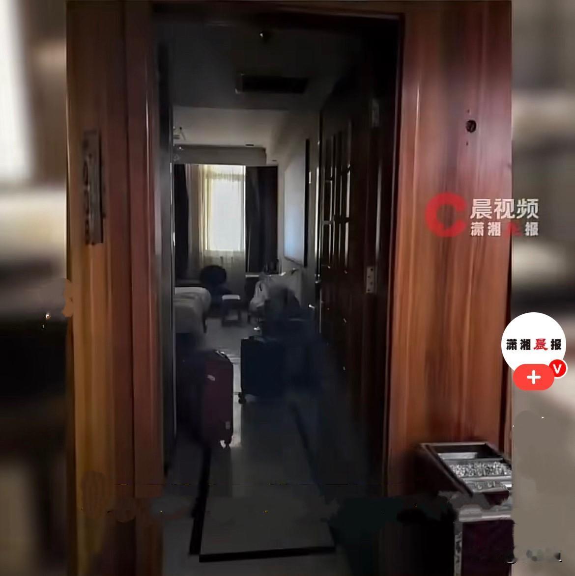 离谱到好笑……
近日，西安发生一件像段子一样的离谱真事，一名女子入住西安青柠酒店