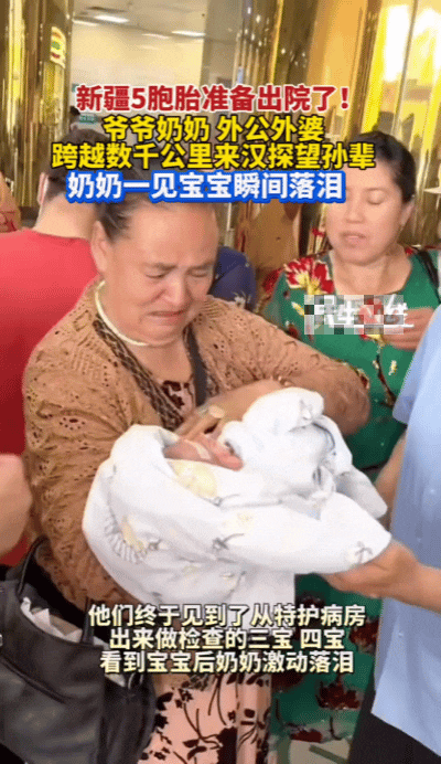 五胞胎家的红上衣
 
武汉医院的走廊，新疆五胞胎的爸爸妈妈穿着同款红上衣，颜色鲜
