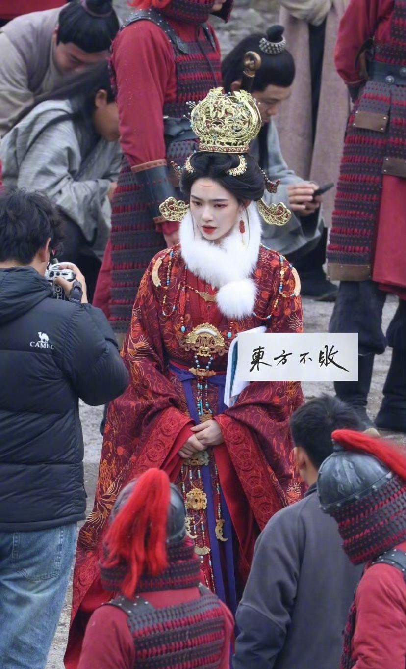 林允归鸾金冠婚服造型林允归鸾金冠婚服造型路透 翁主温瑜这顶金冠也太绝了！华贵大气