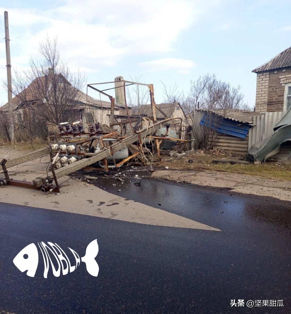 乌军干嘛？克拉马托尔斯克的社交频道报道，乌军用车辆炸毁了当地一台变压器，“到处都