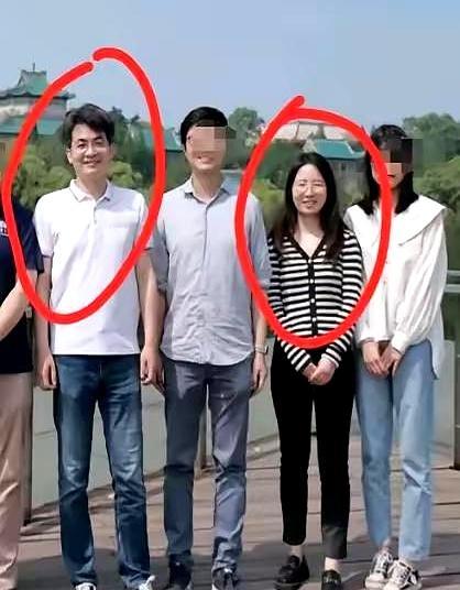 一张合照把“温文尔雅”的导师和一位普通小女子推到了风口。
嘴上说男方吃亏，镜头里