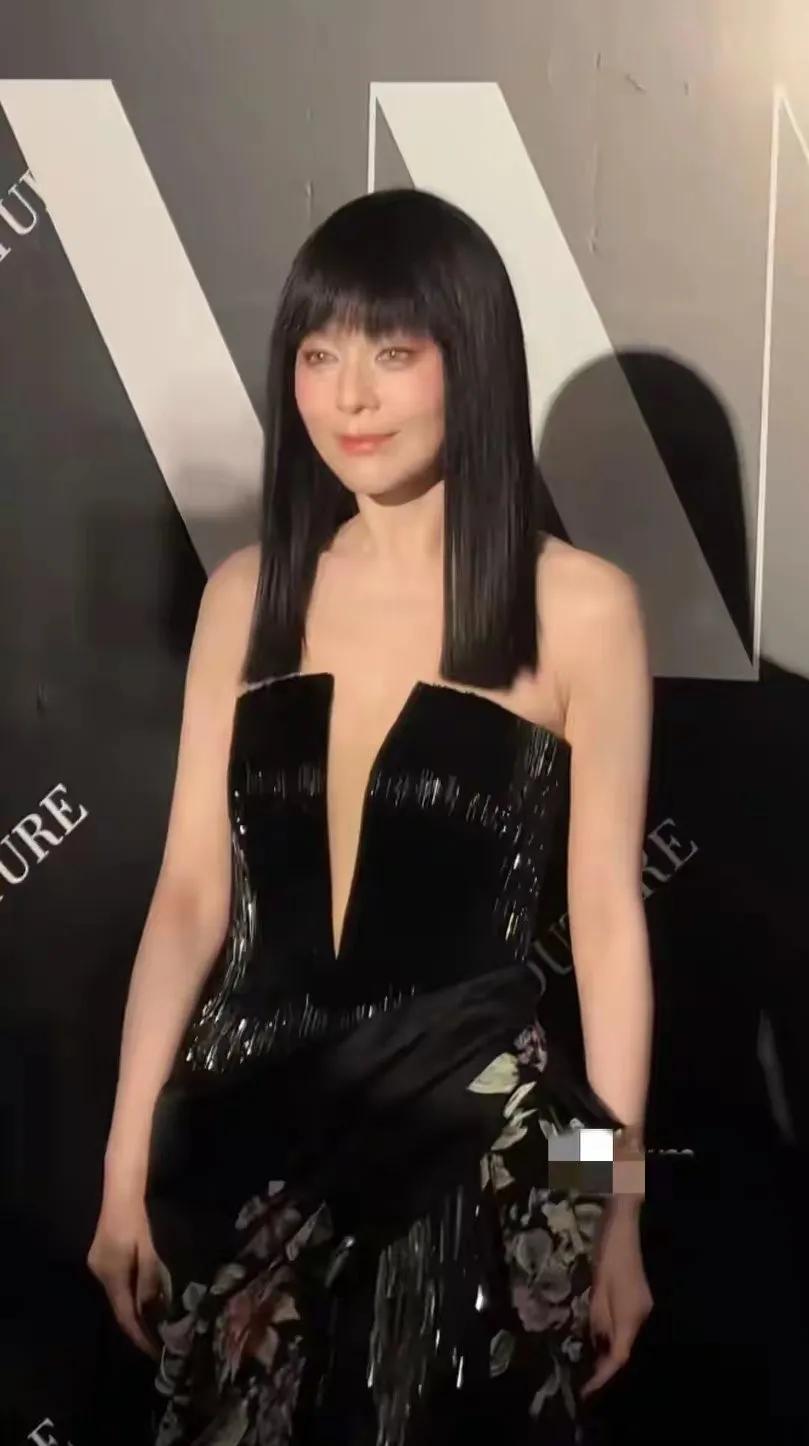 54岁的王琳是不是照着范冰冰整的，估计她爸妈都认不出来了，鬼迷日眼的感觉！