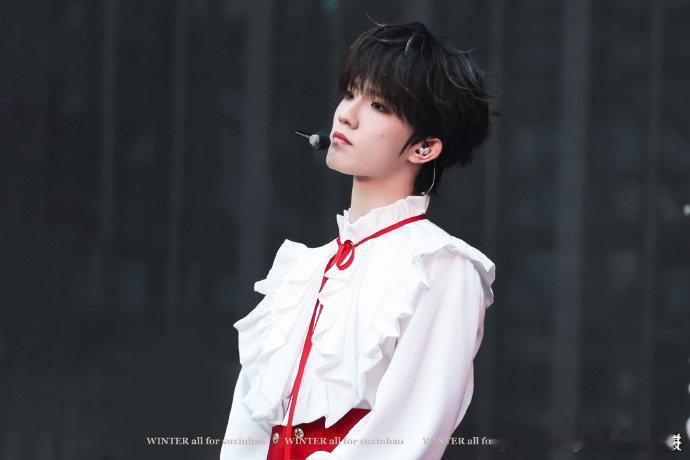 今天的苏新皓也是小王子啊，烟熏妆好有反差感！TF家族新年音乐会00后新生代热点捕