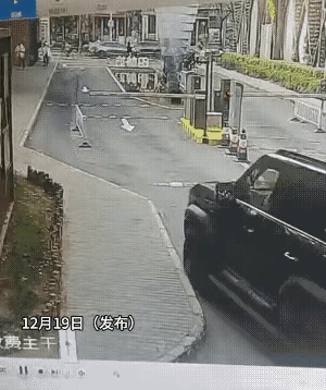 这该说是收费杆的漏洞啊，还是说黑车司机技术牛啊？这么轻松就绕过去了？
像这种情况