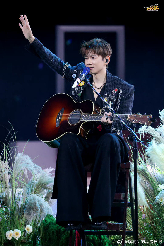 张杰演唱会抢票张杰未LIVE巡回演唱会声音穿透力超强，现场声场很舒服，舞台设计大