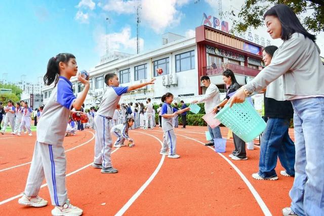 不再“当观众”，运动会分开办！这所学校为啥要为低年级单独办赛？