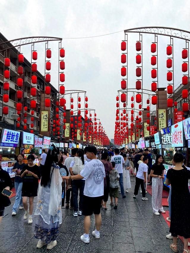 我在上海长大，走南闯北不少地方，但真没想到，一座千年古都的人能给我这么大的“惊喜