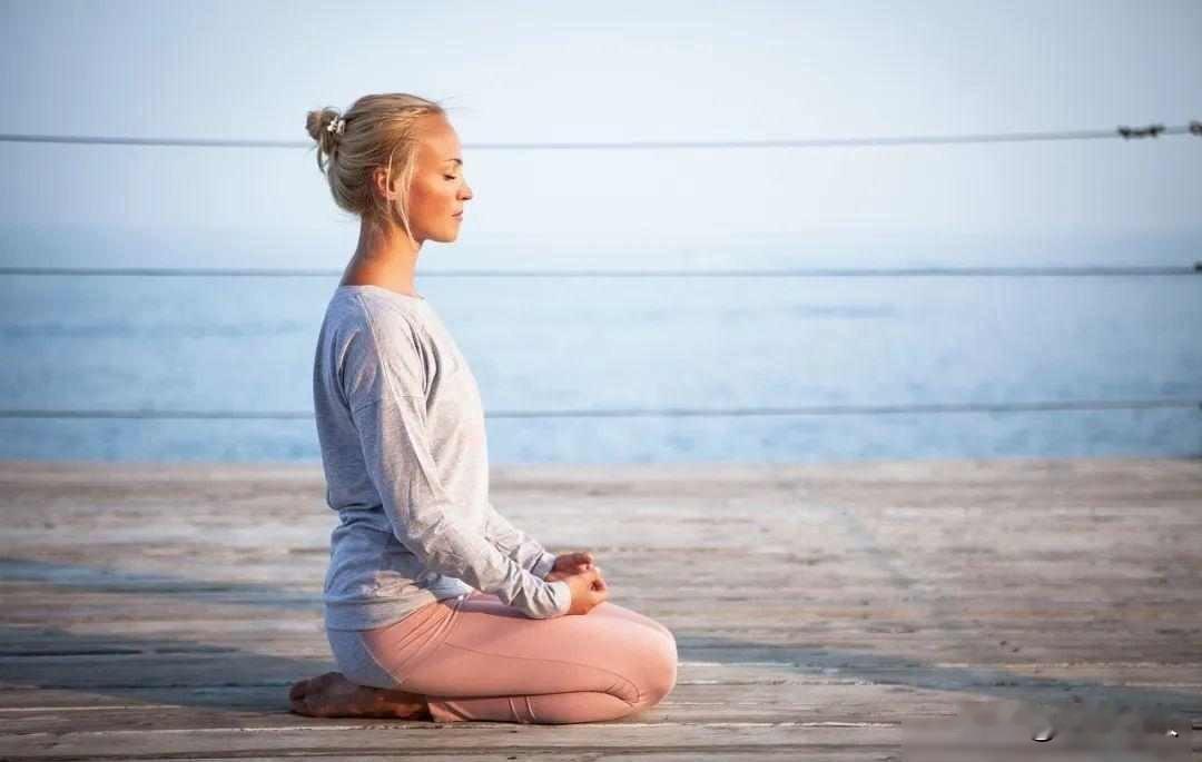 女人撑起生活，压力逼到悬崖边，翻身那刻谁也没看见。
我们公司有个小林凌晨两点还在