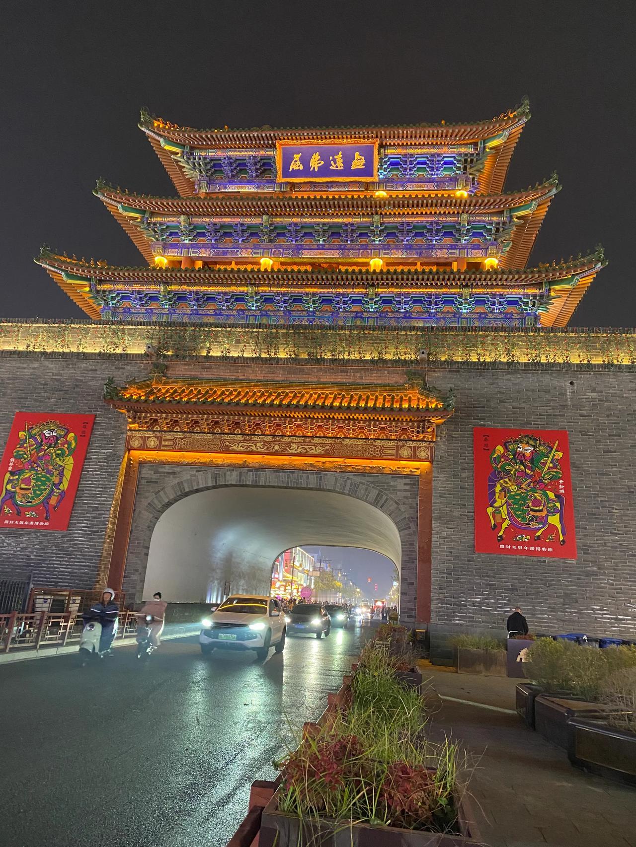 10月26日，游过翰园碑林后，乘坐三轮车来鼓楼。之前来开封时，登鼓楼看城市夜景灯