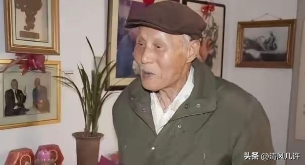 1983年，63岁老人正给领导倒水，领导低头一看，这老人竟穿着空军专用的拉练裤，