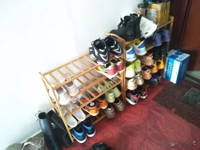 6亿阅读量的“邻居楼道放鞋架，女子挂婆婆遗照反击”这事，简直太抓眼球了！楼道本是