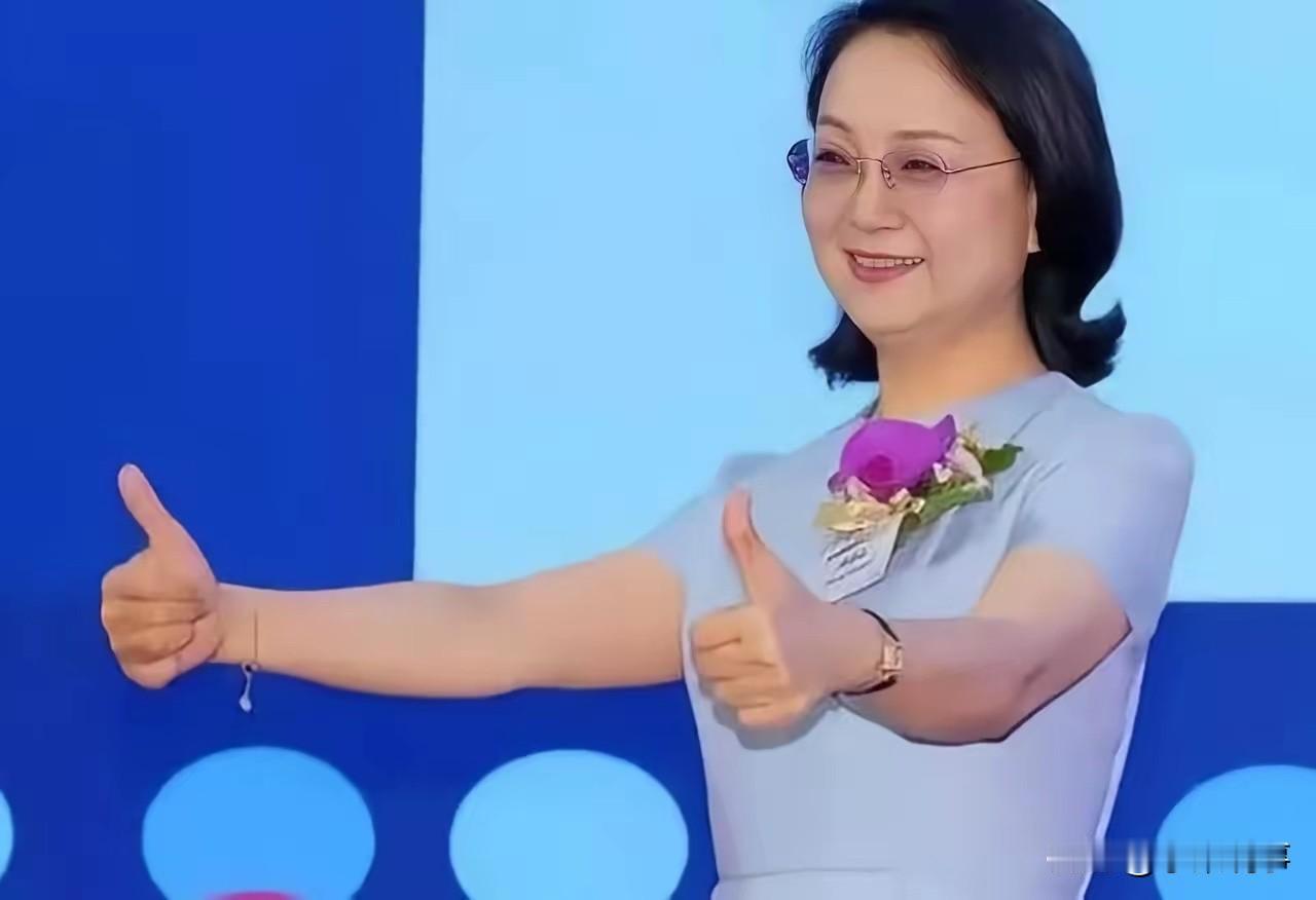 中国女首富又换了！
去年凭810亿登顶的宗馥莉，
虽然今年身家涨到875亿，但是