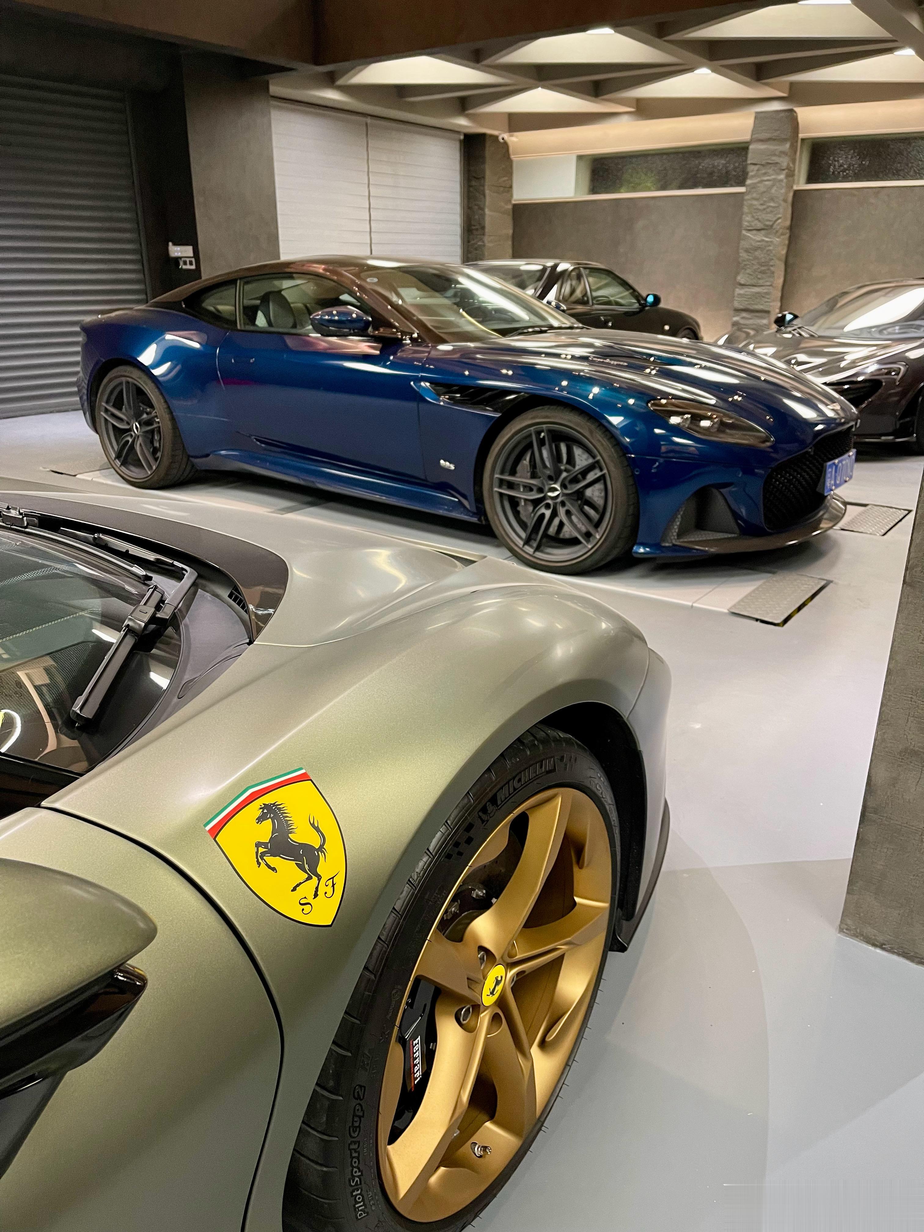 #shen车视界# 同样是十几万，在法拉利上只能选一对喷漆盾标，在阿斯顿·马丁上