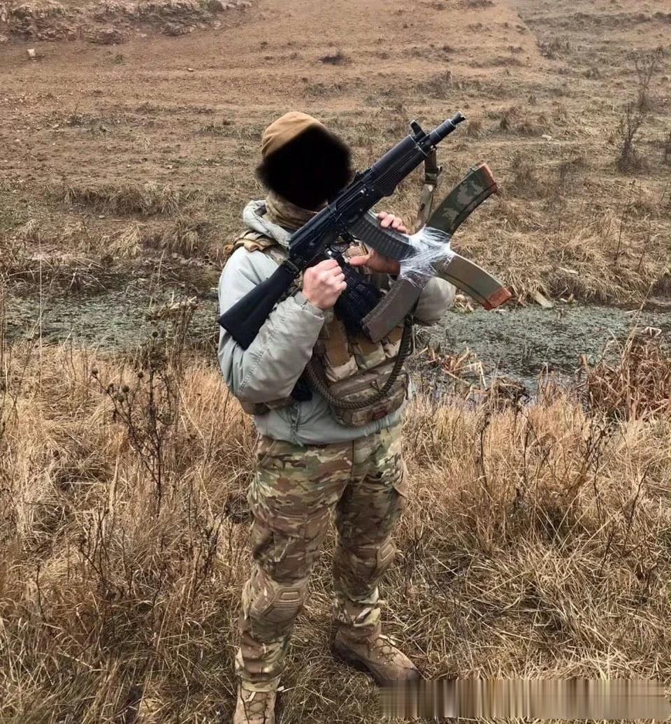 乌克兰兵的弹匣携带系统，很有想象力。
估计端都端不稳。