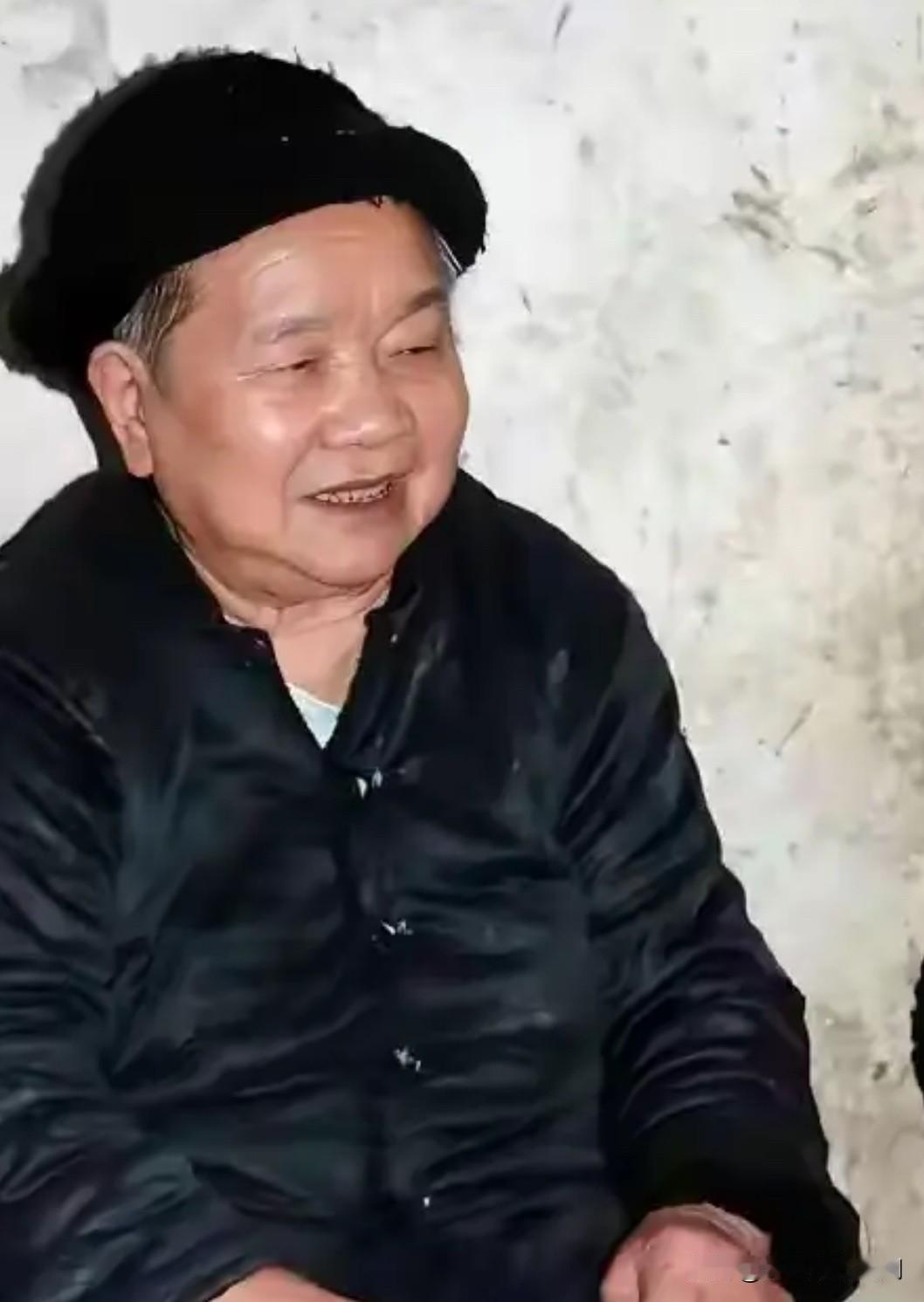 她曾任农业合作社副主任，黄石大队党支部书记，积极投身农村经济建设。连续在九届、十