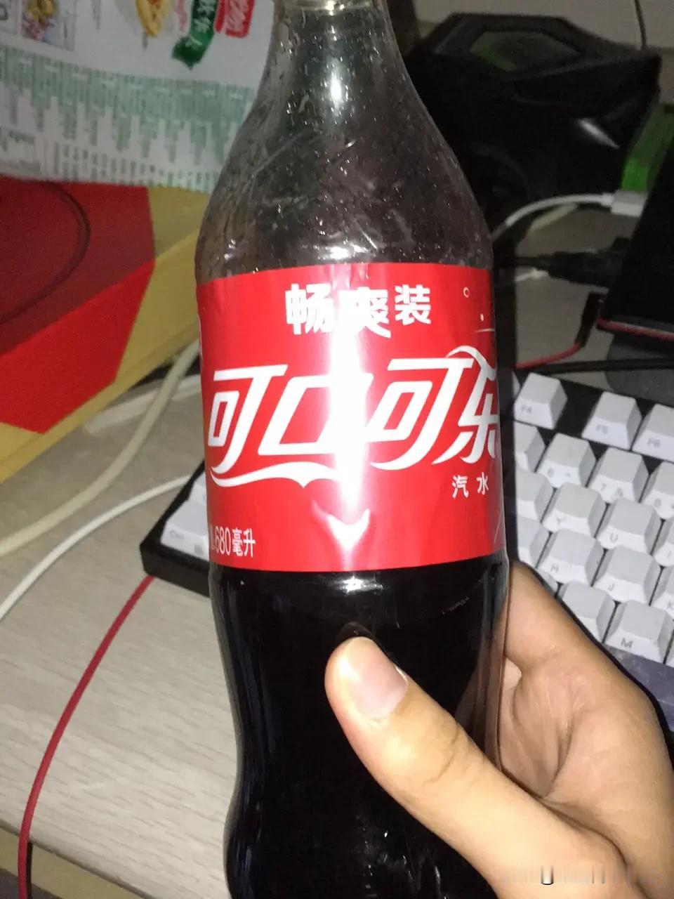 不喜欢喝自来水的后果
我们单位新来了个大学生，名叫李宇。中午上班路过小卖部时，他