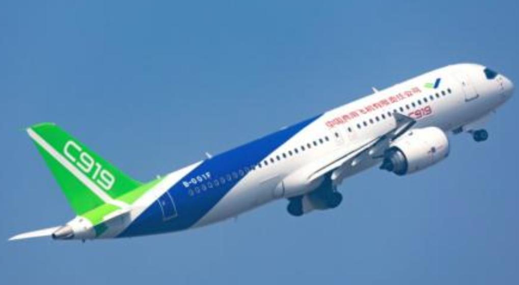 中国引以为傲的商飞C919客机，交付目标被“打折”，背后“捣鬼之人”可能是是美国