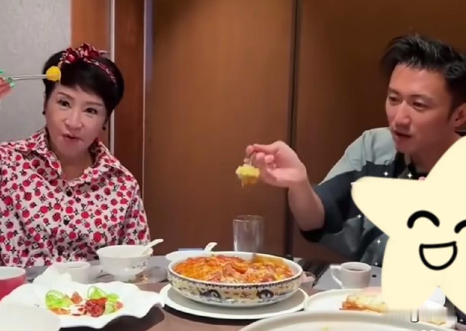 看到“拉姑吃着儿子做的饭，甜在心里”，瞬间想起狄波拉这位“拉姑”。曾经她是惊艳香