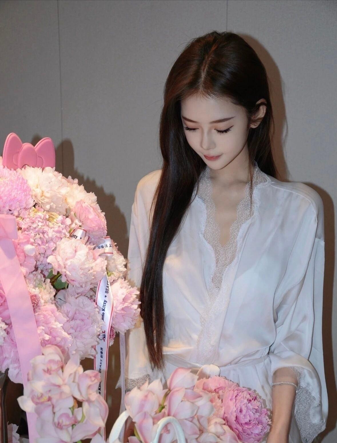 长发是夜的流淌
白衣是云的衣裳
你低眉的瞬间
胜过万千盛装