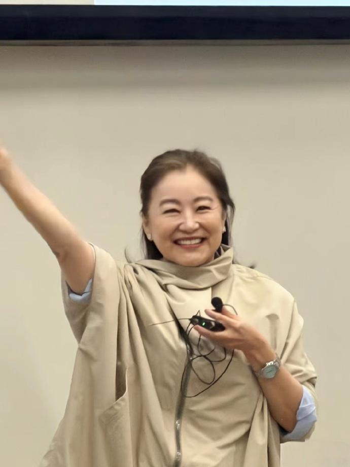 同为嫁给内地富豪的女明星，72岁的林青霞阳光自信，大S却英年早逝。

林青霞的父