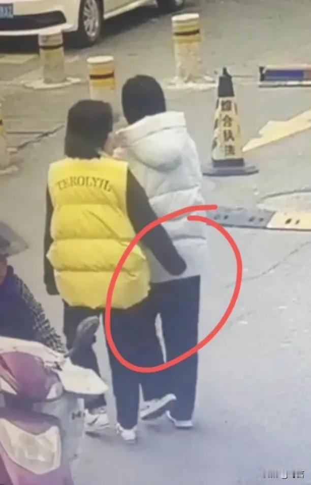 热搜上“羽绒服被同事割破4次”事件，撕开了虚假面具下的妒忌心！

近日，浙江的这