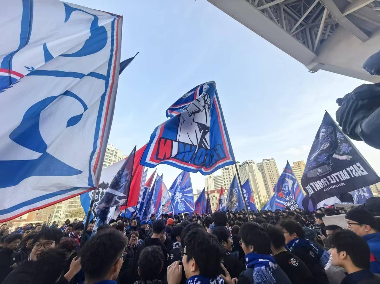 这是八万人体育场的现场，比赛还没有开始已经是人山人海了，晚上我们看看上港的主场吧