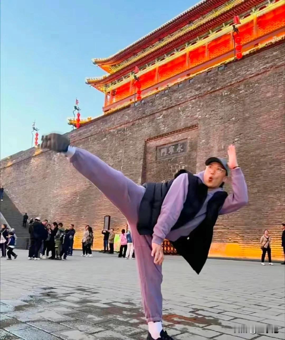 音乐鬼才陈奕迅，不仅在音乐上很鬼马，生活中也是一个鬼灵精怪的一个人。他的拍照打卡