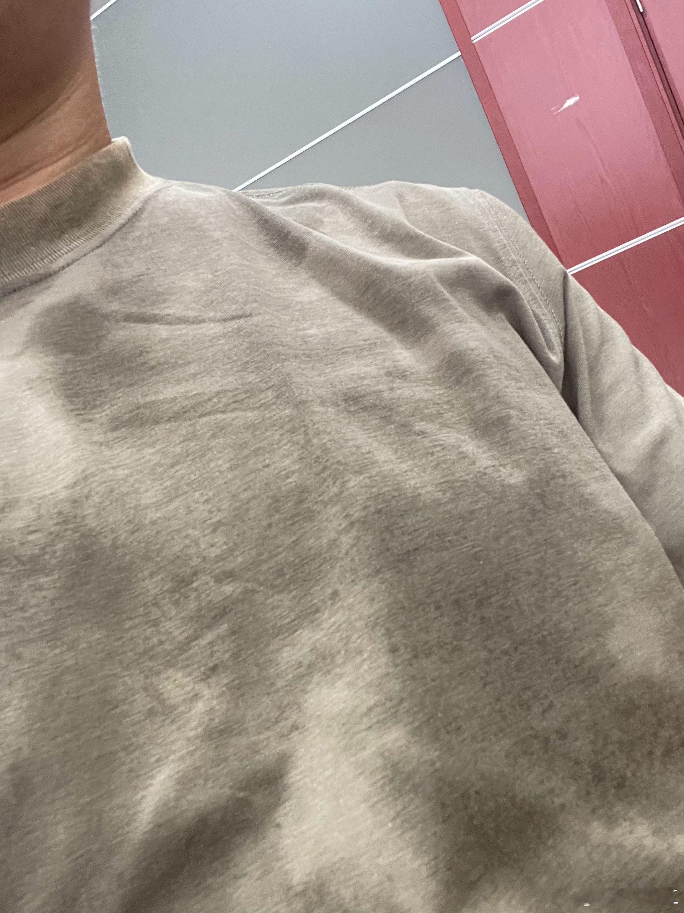 这尼玛，一早上啥也没干衣服先湿了。我这出汗水平感觉是天生干体力活的体质啊，汗多散