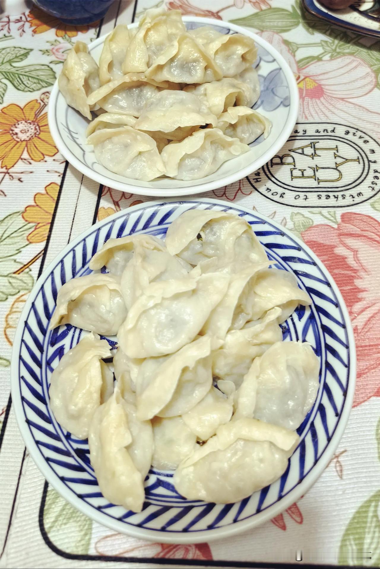 晚上好，今天是立冬，看到有很多北方的朋友包饺子，我也跟着应应节气，包牛肉山芹菜蒸