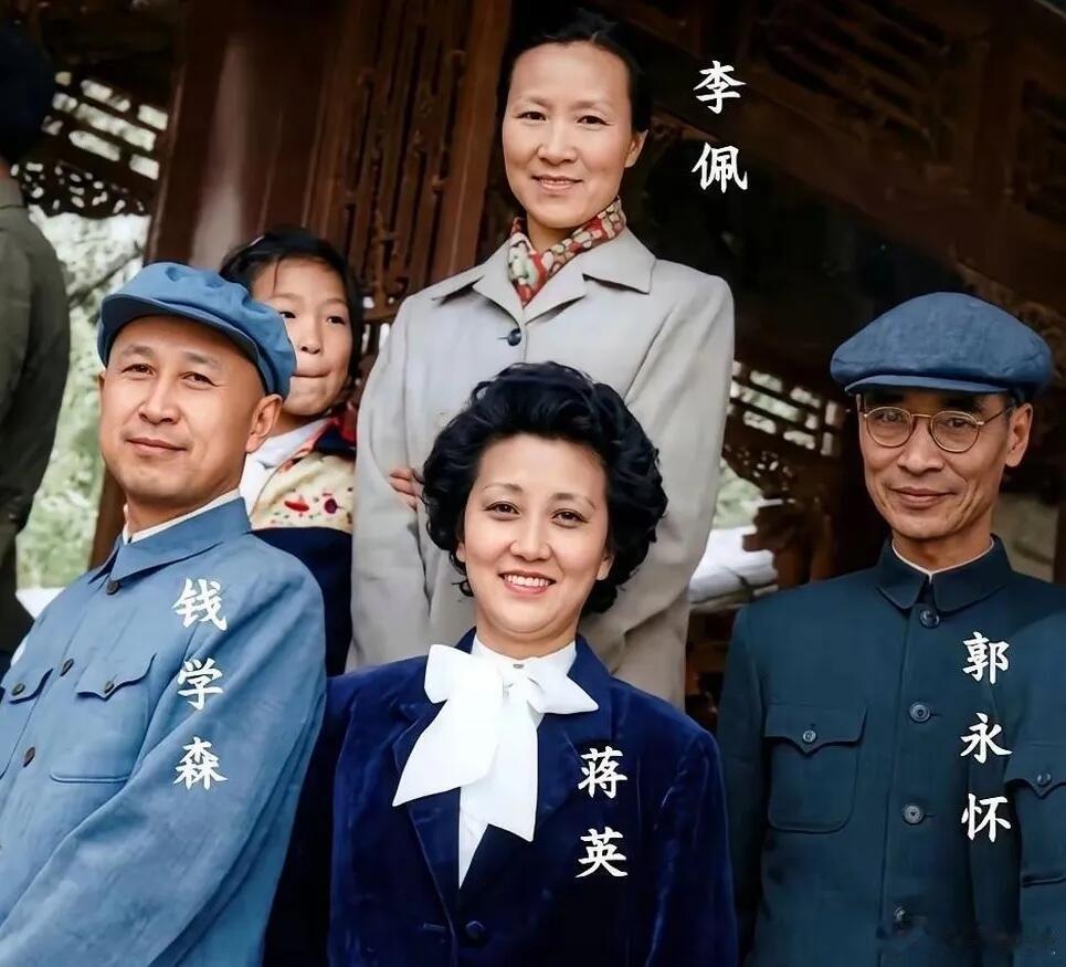 1960年，钱学森、蒋英夫妇与郭永怀、李佩夫妇在颐和园游玩时的留影，当时两位科学