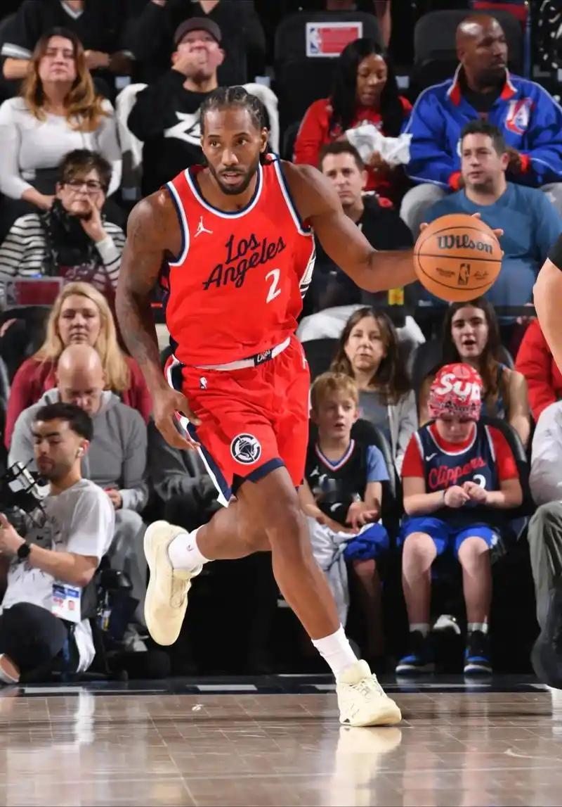 伦纳德用神的中投绝杀了火箭，火箭可是联盟中前三的强队，伦纳德迎着多人的防守下打成