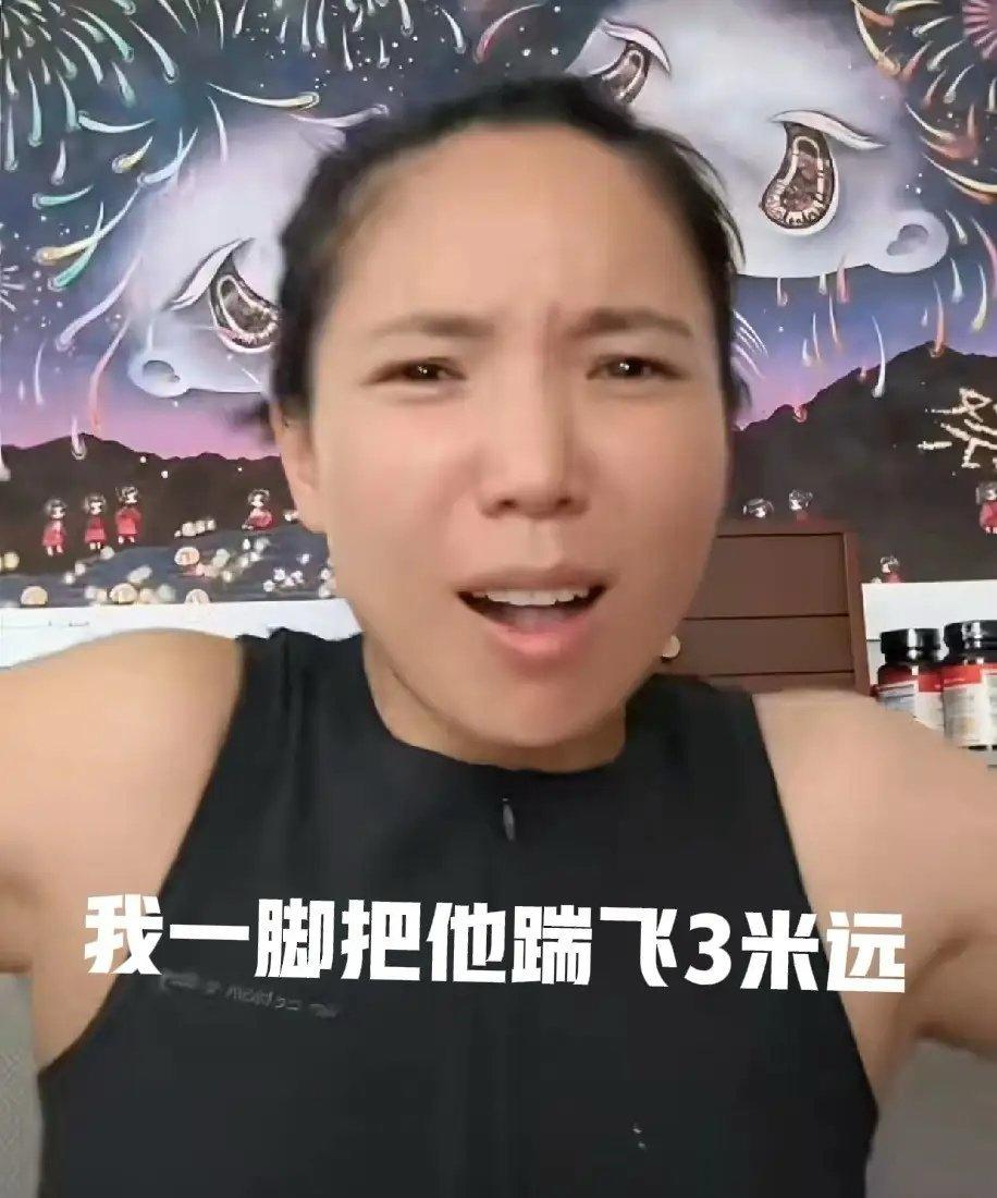 真是冤家啊！
张婉婷自曝揍宋宁峰细节，还表示还替Q女士揍过宋宁峰：“那天在派出所