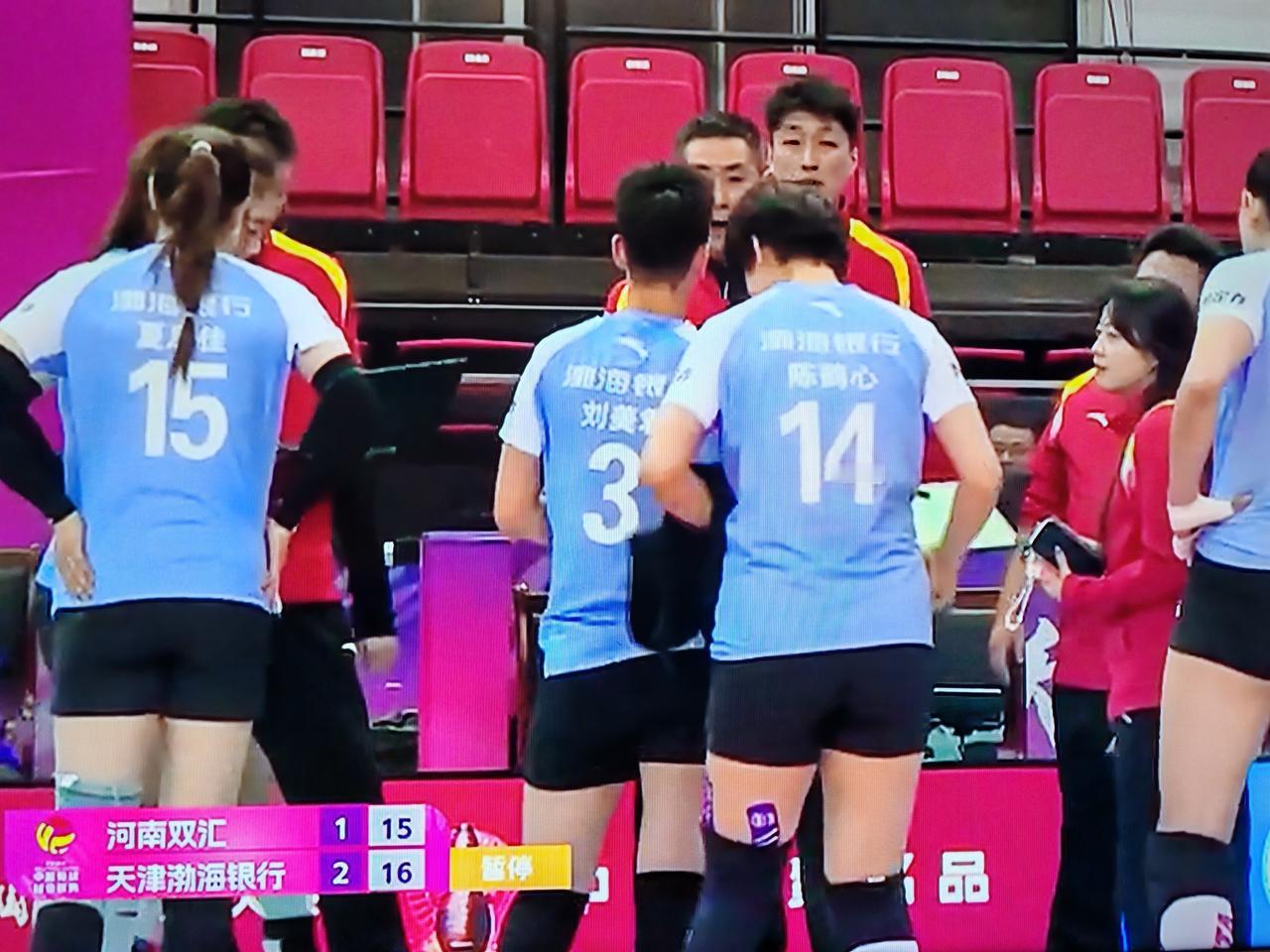 女排排超联赛第十四轮，天津女排对阵河南女排，前三局天津女排19：25，25：19