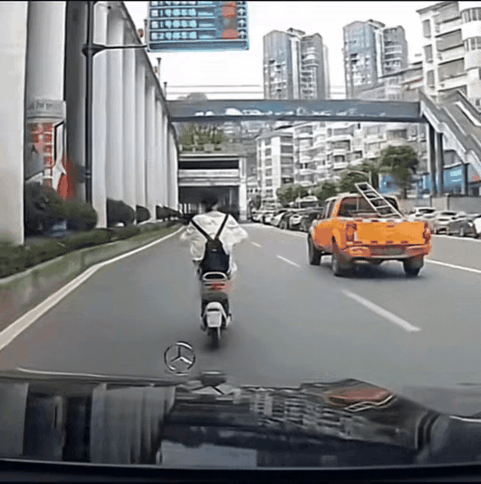 女子为自己的任性付出了代价！
女子骑共享电动车在机动车上任性来回变道，躲得了一辆