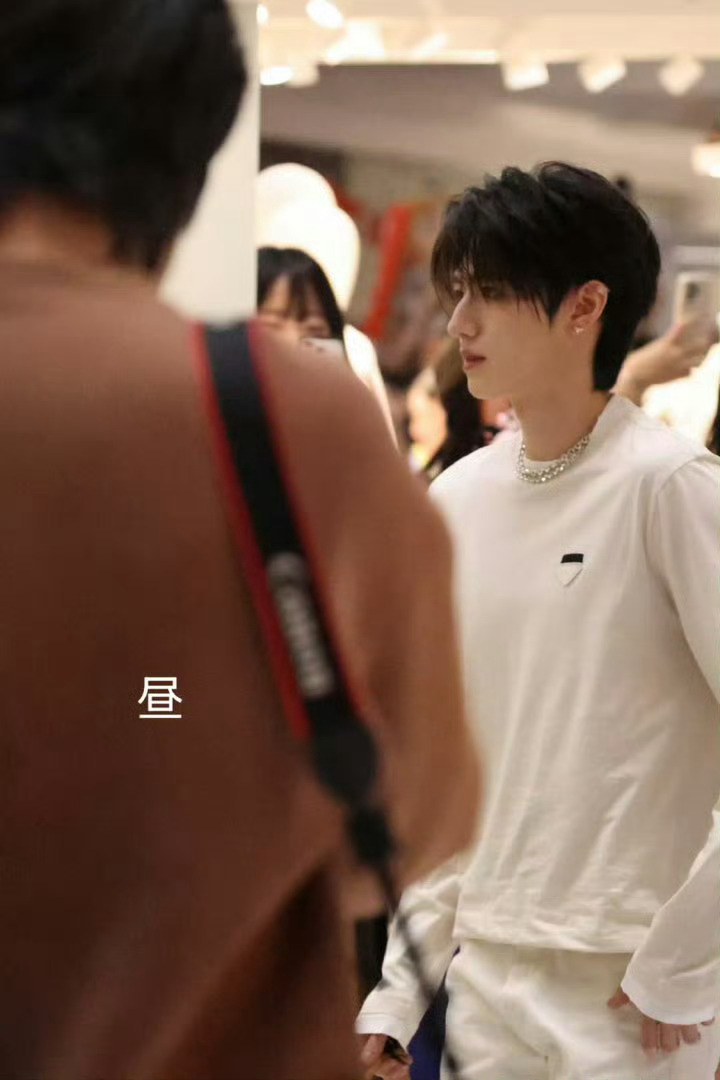 朱志鑫的骨相发力了朱志鑫Prada活动人气朱志鑫线下活动生图骨相