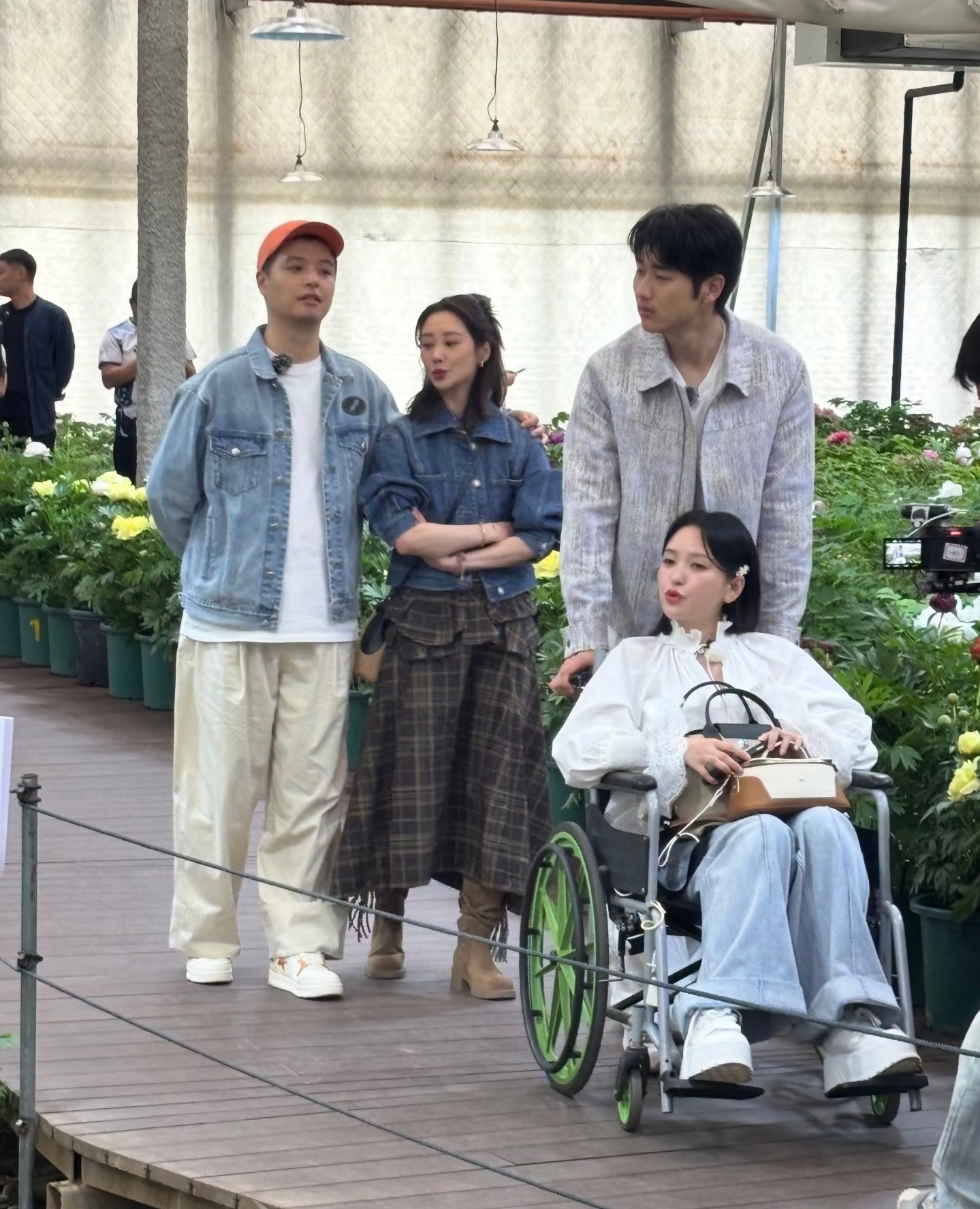 金莎腿怎么了金莎怎么还坐上轮椅了网友偶遇金莎坐着轮椅金莎腿受伤了