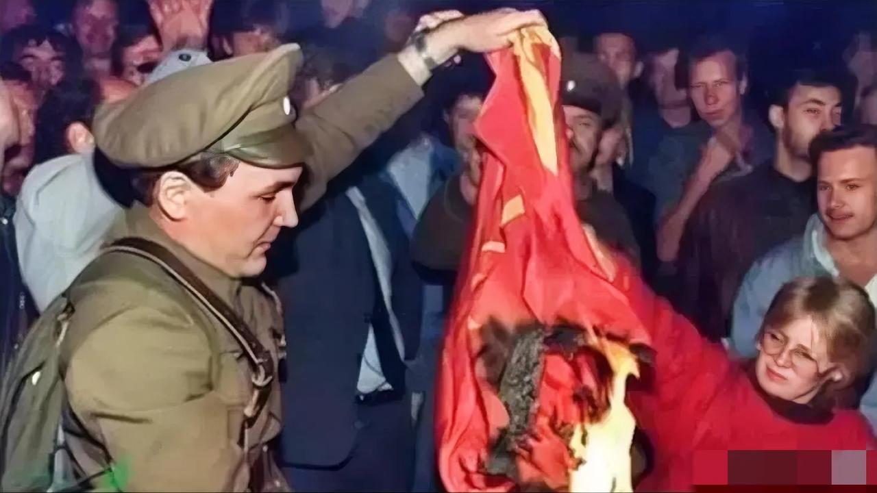 ·1991年，苏联解体最后时刻，一名军装男子焚烧苏联国旗被拍了下来，周围人群冷眼