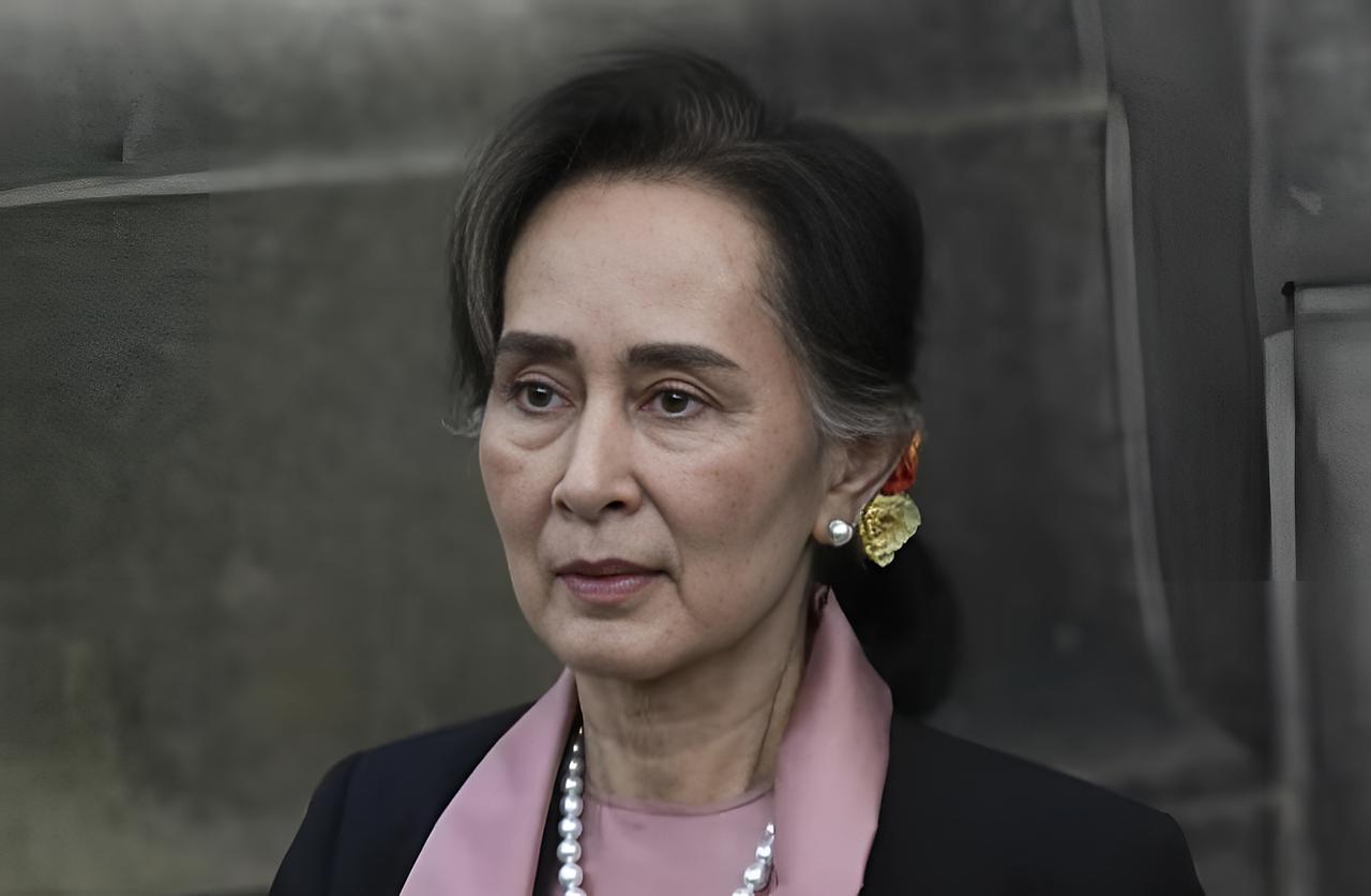 昂山素季出生于1945年，父亲是缅甸独立运动领袖昂山。她曾在英国牛津大学接受教育