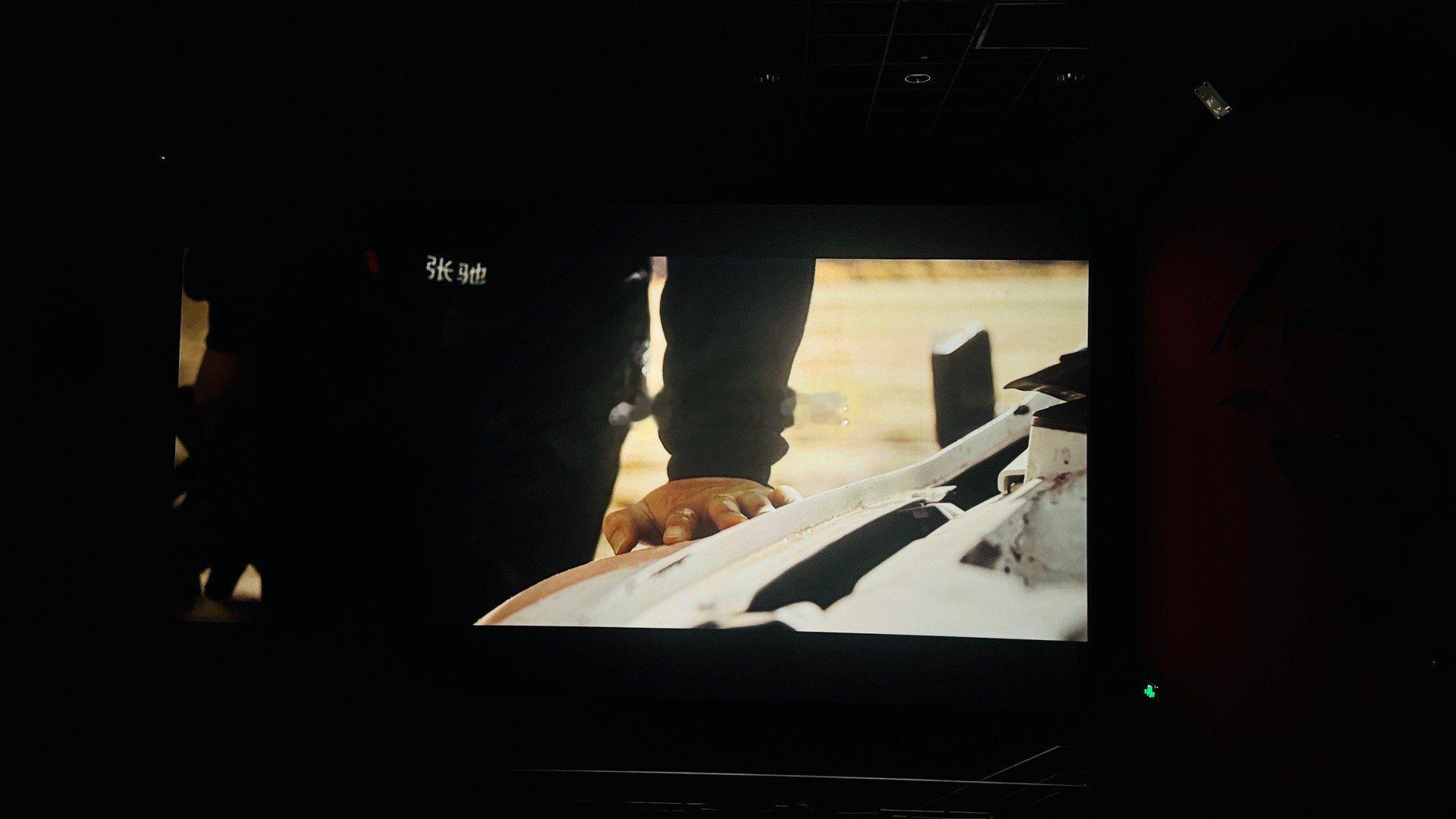 飞驰人生3里头盔都是BSR的票房应该很不错 拍的挺好的搞赛车的应该挺爱看的 不少