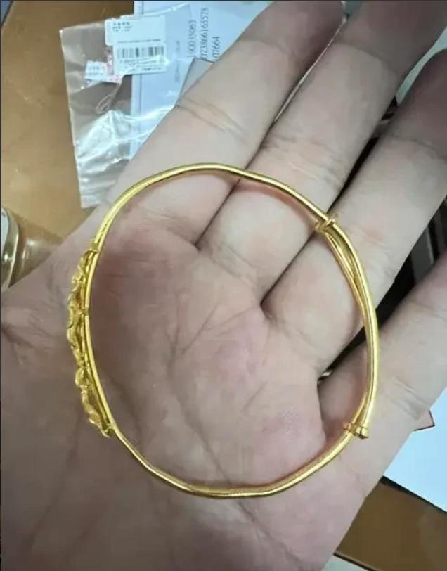 “哪家店？避雷！”山西一男子带着未婚妻去金店挑选三金，在试戴的时候，男子突发奇想