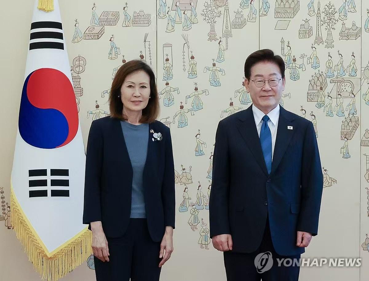非常漂亮，美国驻韩大使斯蒂尔向李在明递交国书！

8月12日，韩国总统李在明在青