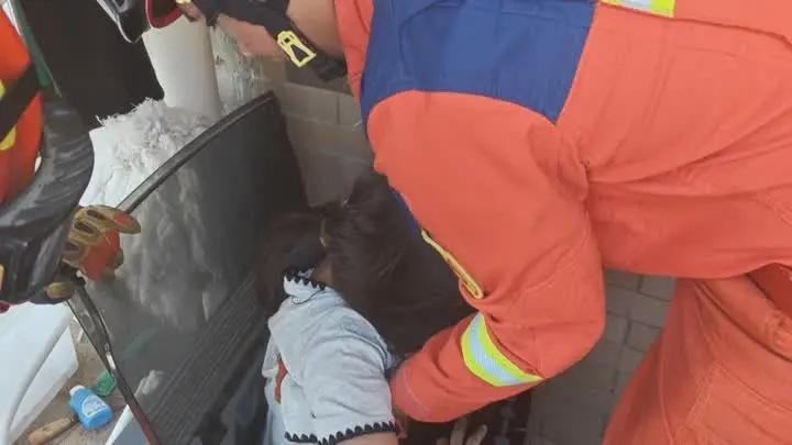 扬州一小区发生惊险一幕，一名五六岁女童趁家人不备，钻进滚筒洗衣机后被困。现场空间