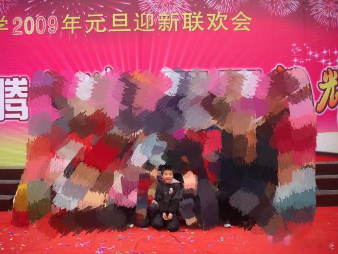 王俊凯童年缺牙照 王俊凯童年元旦迎新晚会大合照，咧嘴缺牙笑，太可爱了！ 