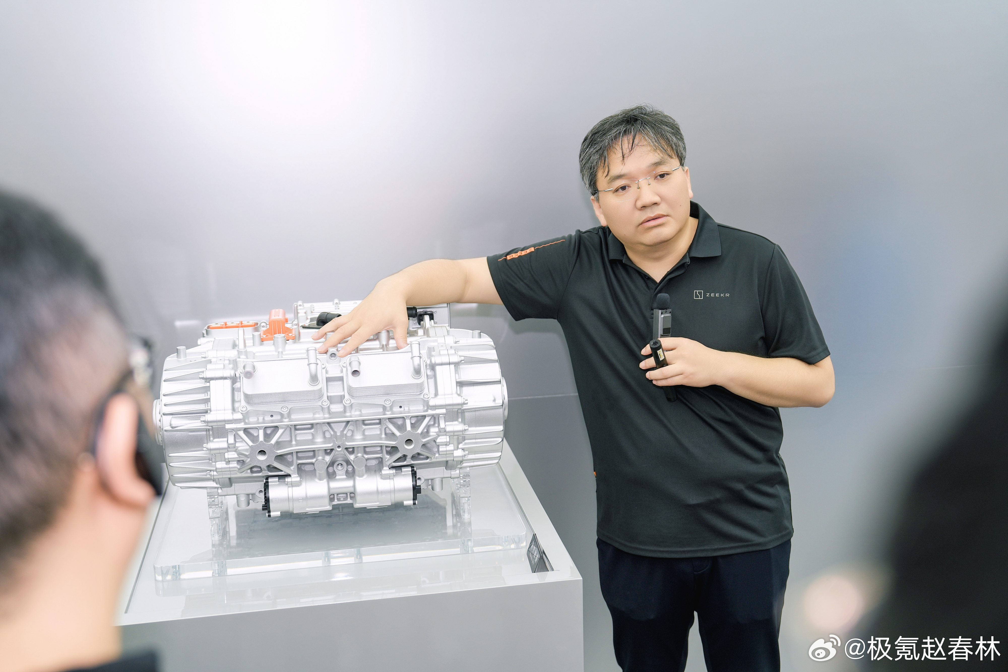 这是极氪后双电机，900V，（370*2）KW，全球最大的镁合金壳体，极氪9X和