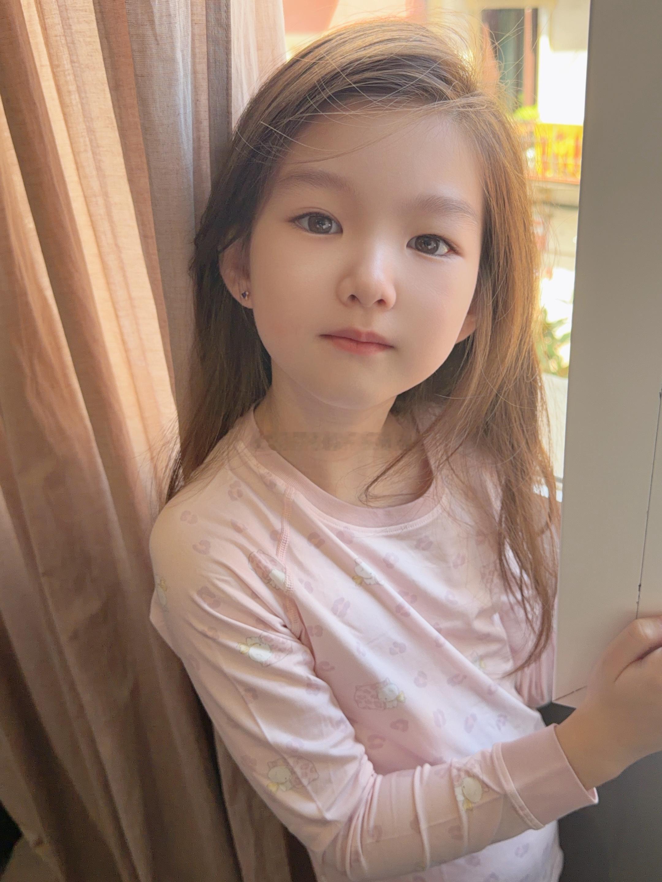 怎么有点像拍广告的韩国小孩了 ​​​