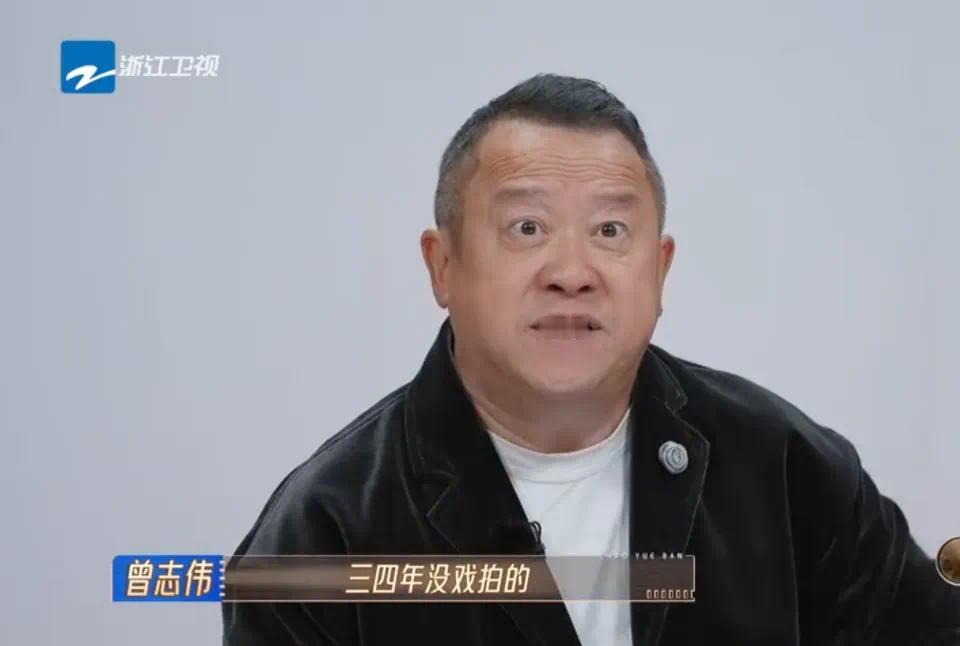 有次，曾志伟召集大家开会，黄龄端来一杯水，谁料曾志伟脸色一沉，瞪大眼睛：“你还有