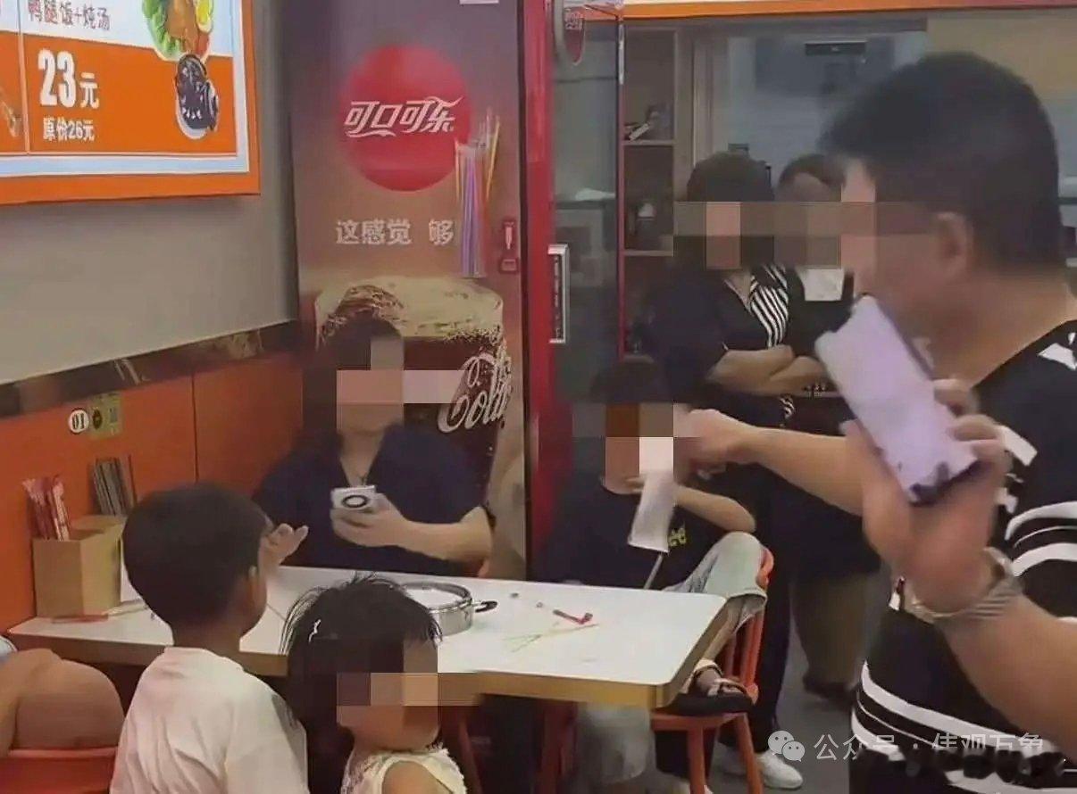 续面老板回应店面700余条差评这事件不仅仅是简单的续面纠纷，更是当代社会消费文化